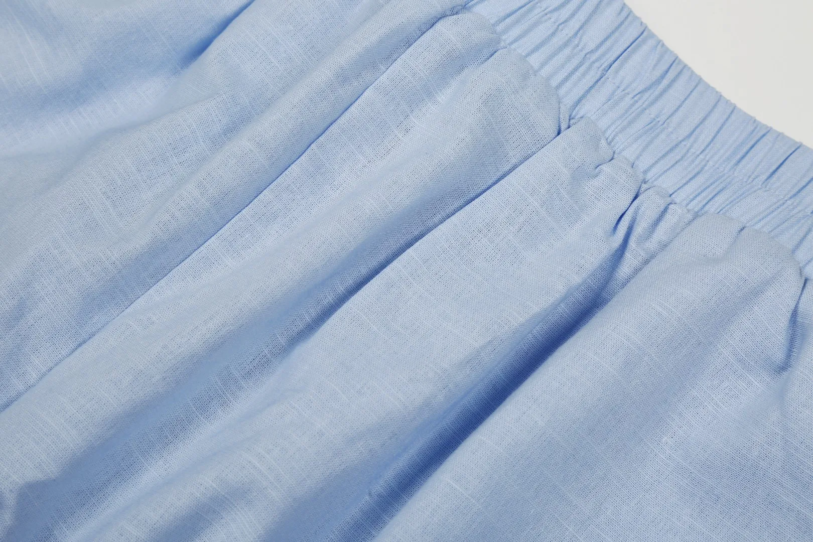 P210 White background picture [High-end quality] Style number: 25052# Color: Navy blue/off-white/light khaki/ice blue/dark khaki Size: S to XL - Ralph Lauren/Ralph Lauren 25SS Summer hot item high-quality lazy old money style linen couple style five-point shorts - originality restoration 105% cotton blended bamboo linen on the face Super soft nylon elastic in the same color ✅ - 100% restored workmanship Short five-point version, double-layered inside and outside to prevent exposure, double stitching to cover the independent waistband ✅ - Professional washing before the car, the texture of the fabric is tight and soft ✅ - RL/Ralph Lauren linen shorts are simply a summer savior. The linen material allows every pore to breathe freely, say goodbye to sticky heat. Walking on the road, the wind blows, and the heat all over the body is instantly smoothed away. The bamboo texture is natural and unique, simple and pure texture, full of laziness and old money style.